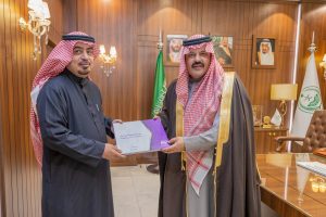 أمير منطقة حائل يتسلم التقرير السنوي للمسؤولية الاجتماعية